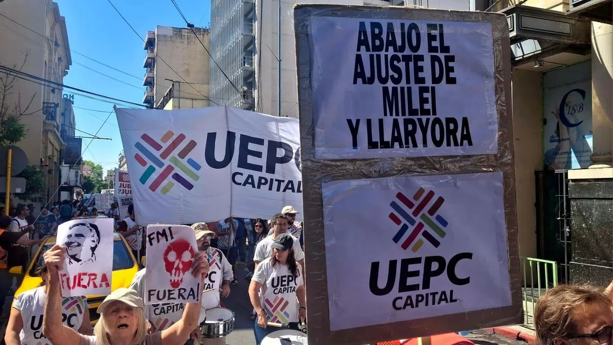Los docentes de UEPC Capital y organizaciones sociales protestaron en Patio Olmos contra el presidente Javier Milei.