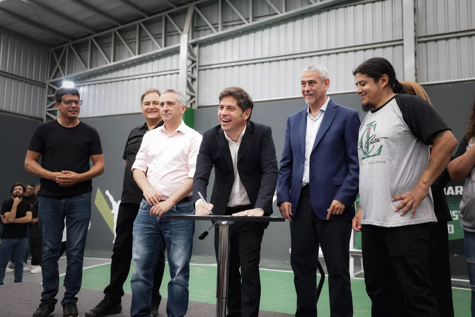 Axel Kicillof, junto a dos "kicillofistas" de línea dura, el ministro de Desarrollo de la Comunidad, Andrés "Cuervo" Larroque, y el intendente de Avellaneda, Jorge Ferraresi, en un acto en Avellaneda el 2 de diciembre de 2025