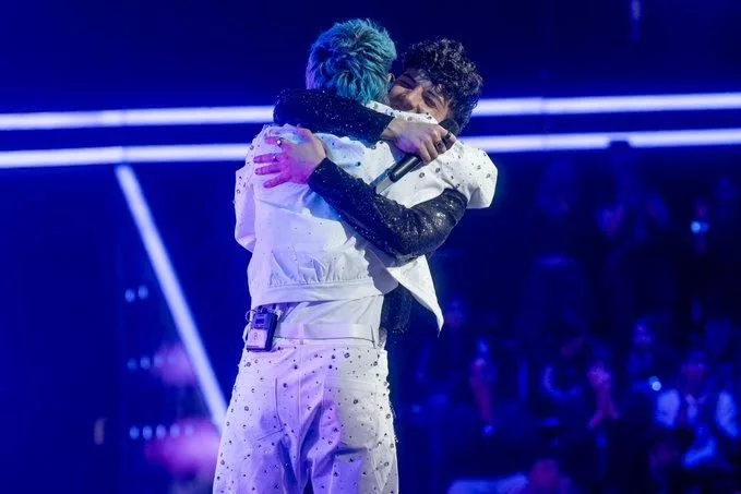 El abrazo entre el ganador y su coach
