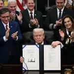 Trump firma la ley que pone fin al cierre del Gobierno más largo de la historia sin garantías para la cobertura sanitaria de 24 millones de personas