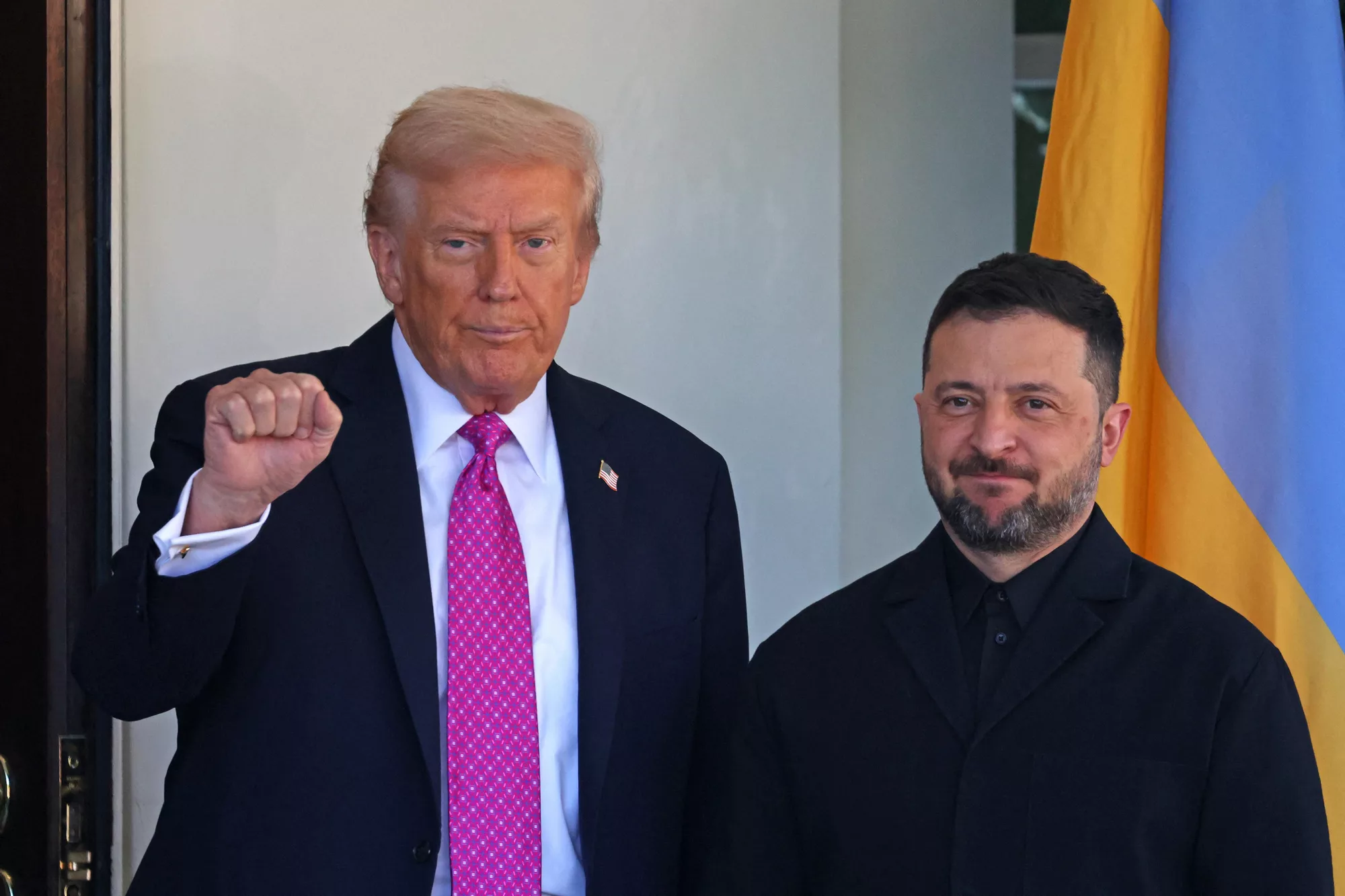 El presidente de Estados Unidos, Donald Trump, saluda al presidente ucraniano, Volodímir Zelenski, a su llegada a la Casa Blanca, en Washington, DC, el 17 de octubre de 2025.