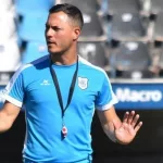 Trabajó para el Barcelona, ascendió con Riestra y está a un paso de Chacarita