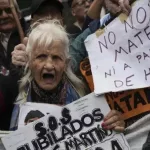 “No tiene sentido vivir así”: se profundiza la crisis de los jubilados con el colapso de su obra social