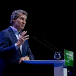 Feijóo pide el voto para el PP en pleno ascenso de Vox: “No nos despistemos”