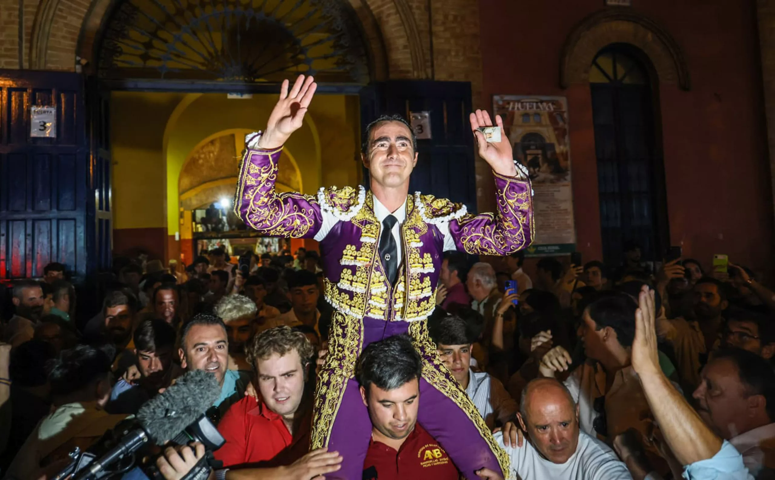 El Fandi, a hombros después de cortar las dos orejas al cuarto toro de la tarde.