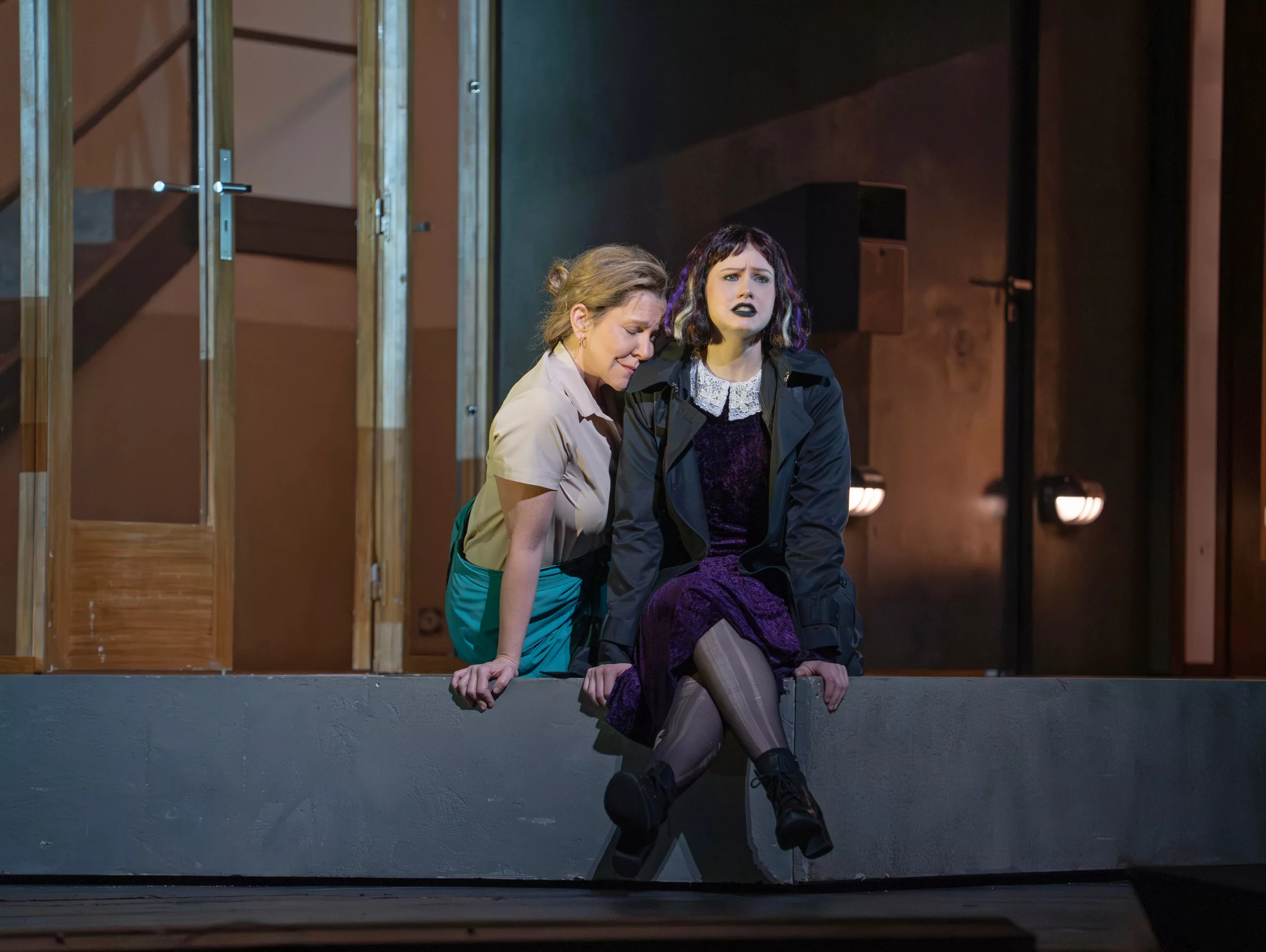 Vilma Jää (derecha), como Markéta, y Joyce DiDonato (abajo), en la piel de su madre, en 'Innocence', de Saariaho.