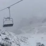Sorpresa en el cerro Catedral: nevó en pleno verano y la cumbre se tiño de blanco