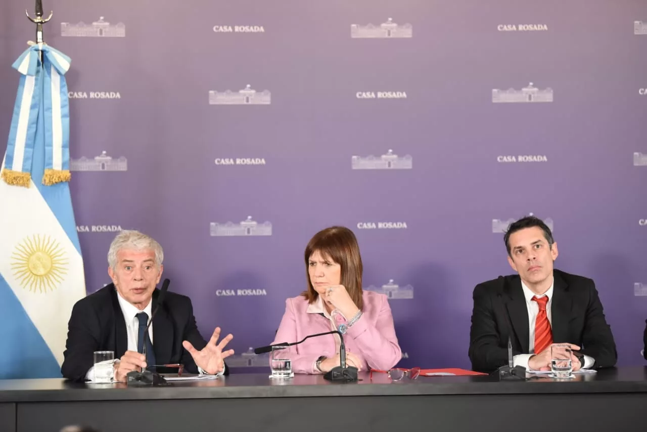 Los ministros Mariano Cúneo Libarona y Patricia Bullrich, junto al secretario de Justicia, Sebastián Amerio