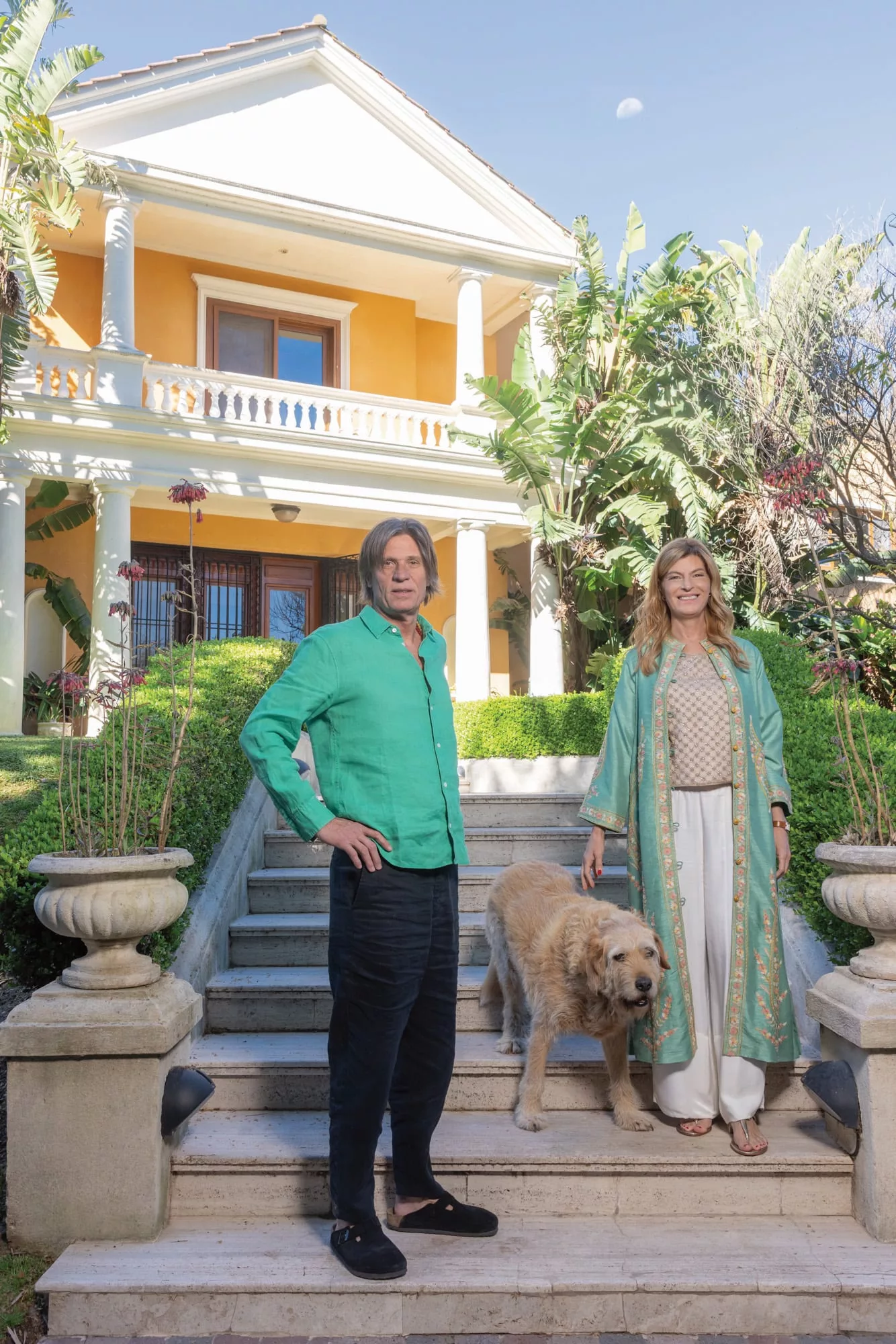 Nuestros anfitriones, Soledad y Eugenio, nos reciben con su querido perro Max