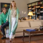 Abre las puertas de su casa. Soledad Costantini, editora y directora del Malba Literatura, posa junto a su marido, Eugenio Aguirre