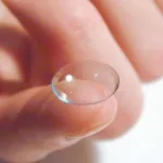 La Anmat prohibió el uso de dos modelos de lentes de contacto y una solución multipropósito