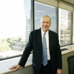 A horas del juicio, uno de los poderosos empresarios imputados en el caso Cuadernos logró que no lo acusen