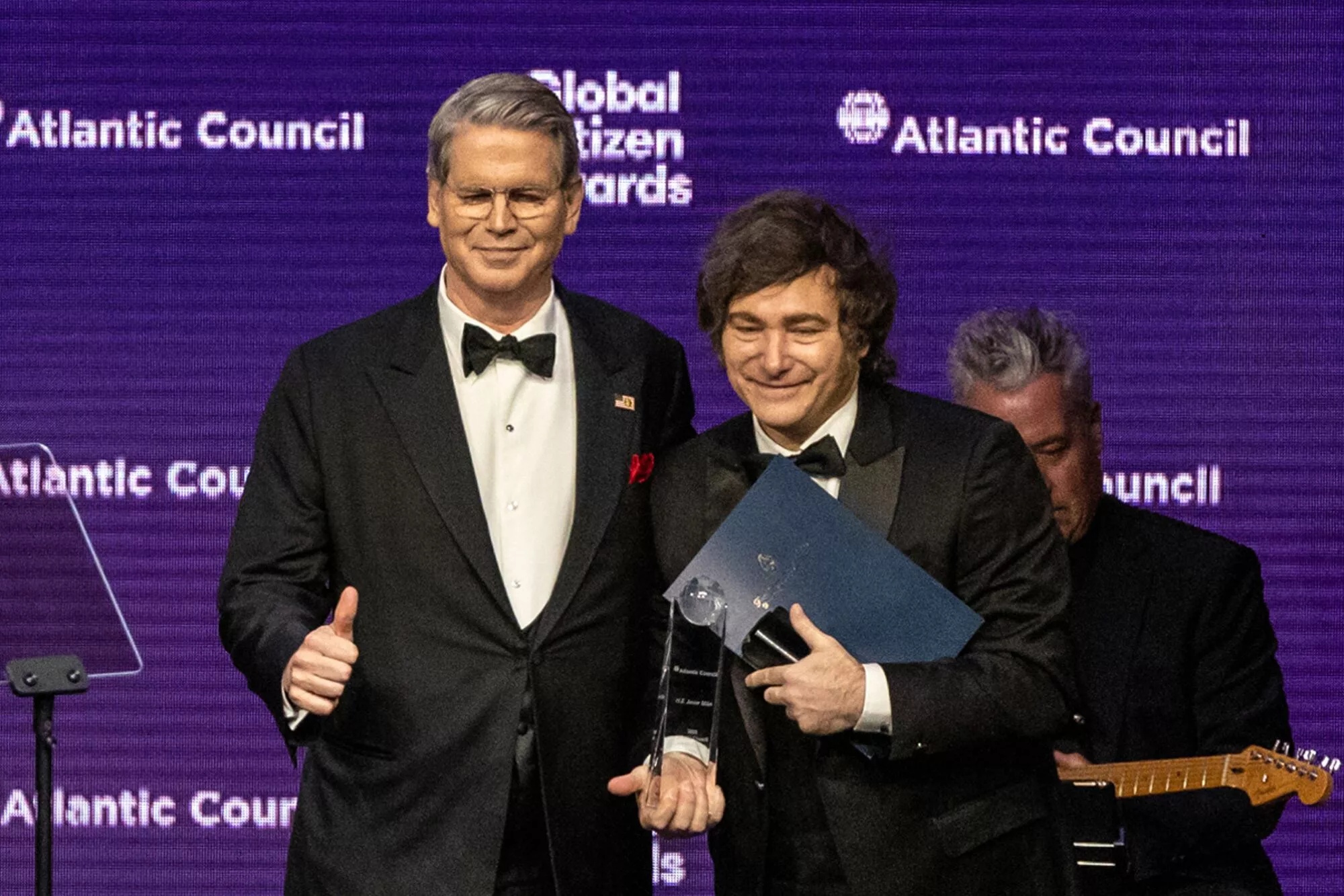 El secretario del Tesoro de Estados Unidos, Scott Bessent, entrega un premio al presidente de Argentina, Javier Milei, en Nueva York.