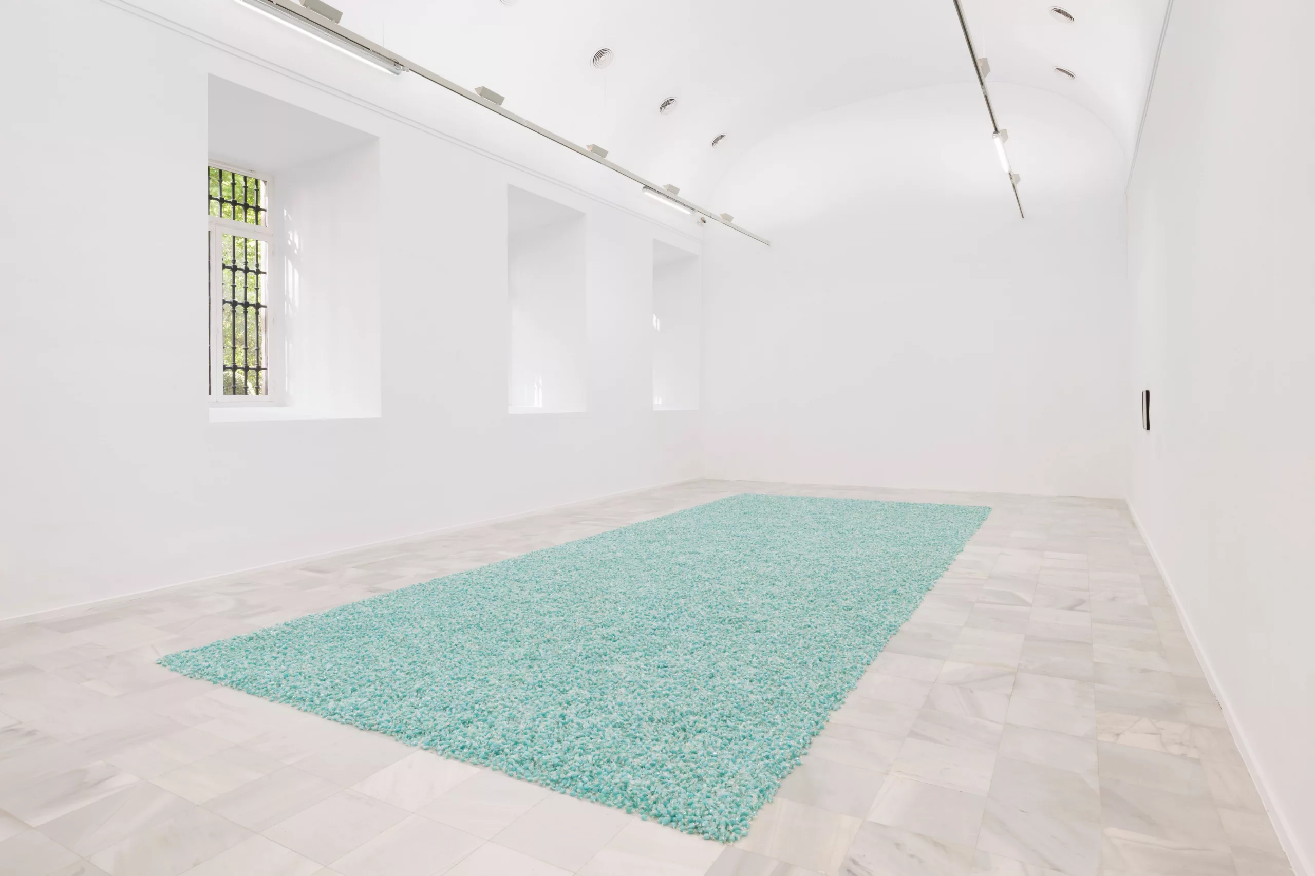 'Untitled (Revenge)', 1991, de Felix Gonzalez-Torres. Caramelos azules en envoltorios transparente, suministro inagotable. Las dimensiones totales varían con la instalación.