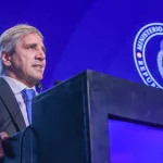 Caputo aseguró que el país está en un pico de actividad económica, aunque defendió la apertura de importaciones: “Argentina no es un modelo industrial”