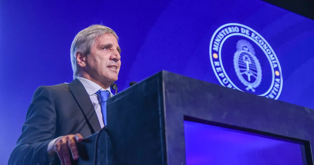 Caputo aseguró que el país está en un pico de actividad económica, aunque defendió la apertura de importaciones: "Argentina no es un modelo industrial"