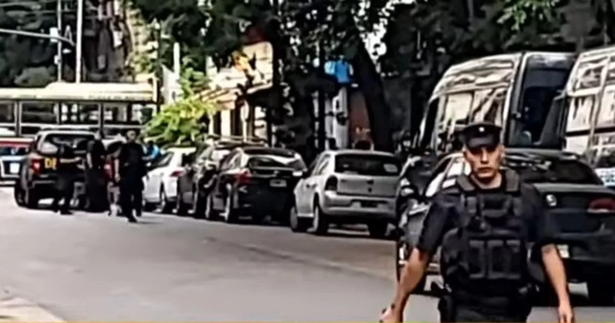 Fuerte operativo policial frente al Congreso por un paquete sospechoso al lado de una cabina de gas