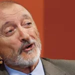 Mensaje de Pérez-Reverte al PSOE y al PP: «Me va a regular el uso de las palabras su p#t@ madre»