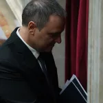 La Justicia restringe las salidas de Manuel Adorni al exterior mientras avanza la causa por presunto enriquecimiento ilícito