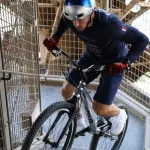 Aurélien Fontenoy y su hazaña viral: así ascendió en bici los 686 escalones de la Torre Eiffel en tiempo récord