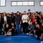 Ayuso y el campeón Topuria se alían contra las drogas y el acoso escolar