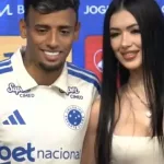 El incómodo momento que vivió un futbolista uruguayo en su presentación en Cruzeiro junto a su pareja