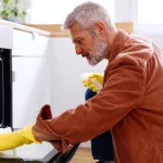 Buenas noticias para aquellos a los que les cuesta acabar con la grasa del horno: un limpiador milagroso promete eliminarla sin raspar