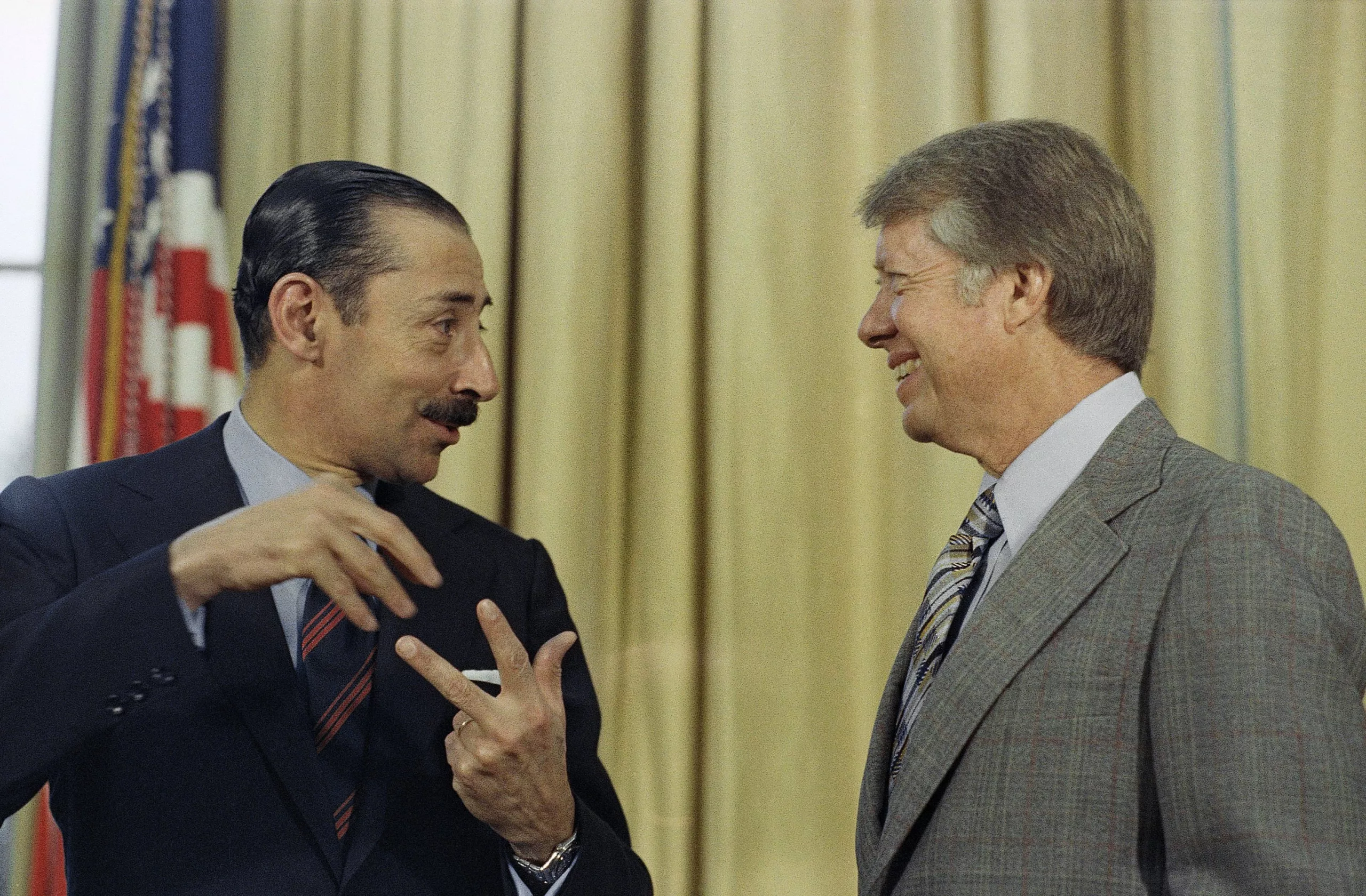El presidente estadounidense Jimmy Carter conversa con Jorge R. Videla, en una reunión en la Casa Blanca, en Washington, el 9 de septiembre de 1977. (AP Foto/Bob Daugherty, archivo)