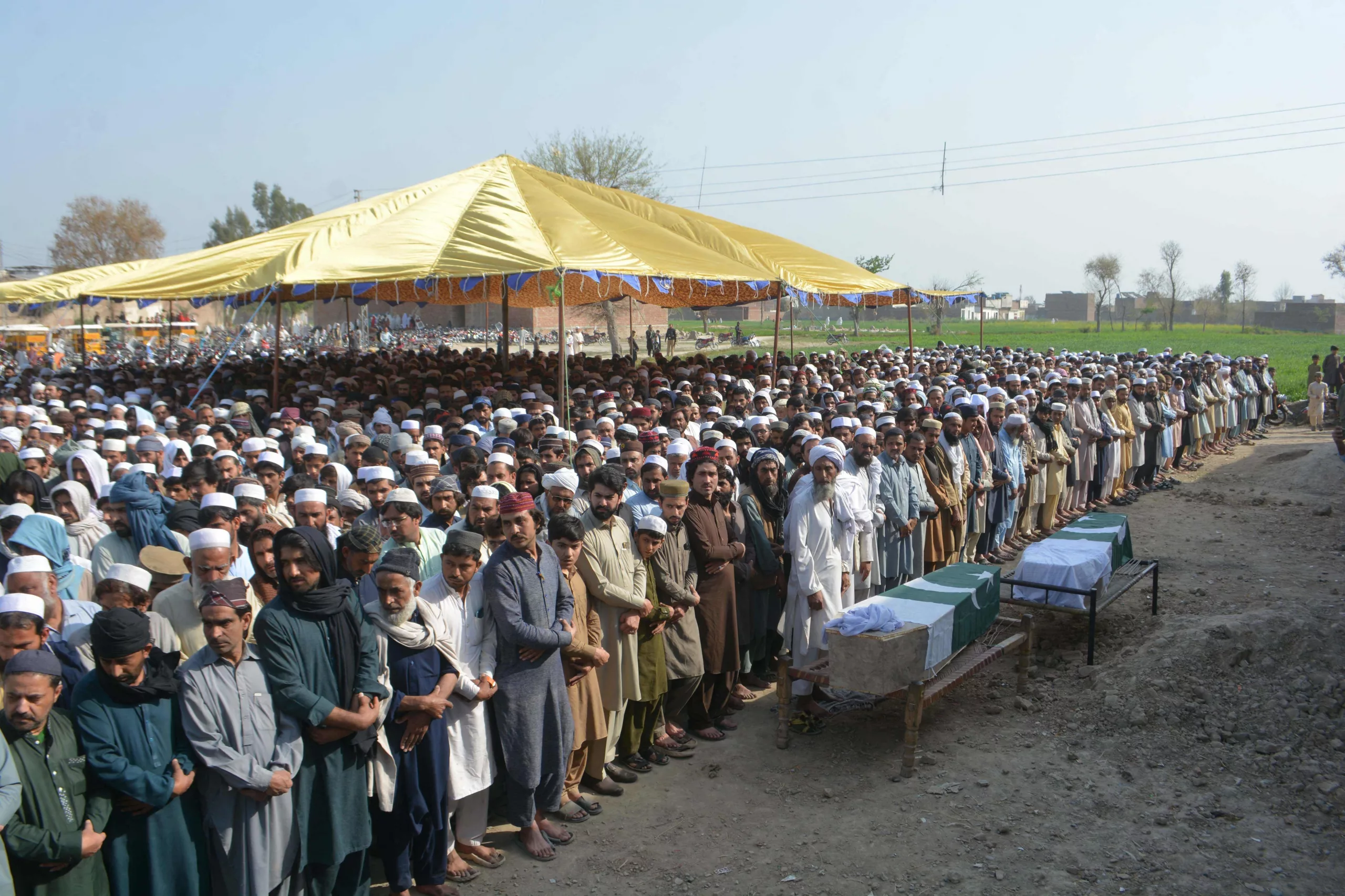 Funerales de los policías que murieron en ataques militantes en Bannu, provincia pakistaní de Khyber Pakhtunkhwa