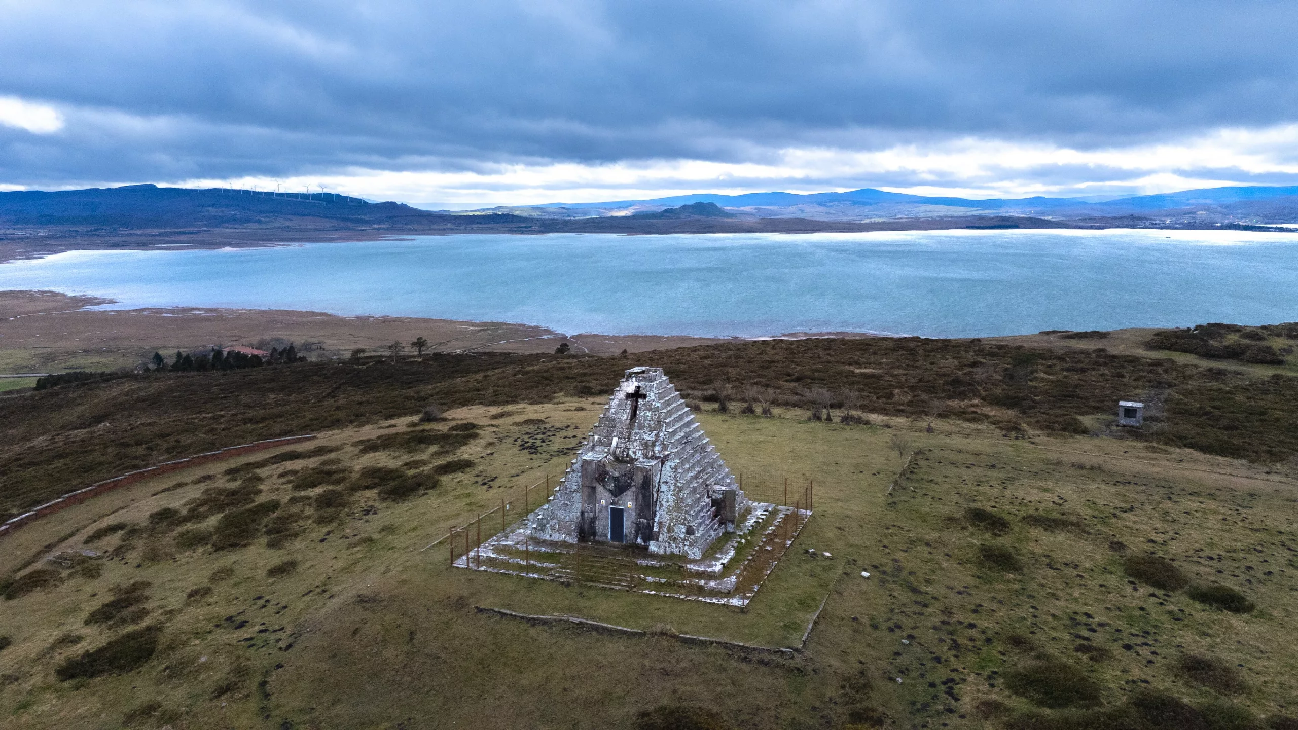 La pirámide con el embalse del río Ebro al fondo.