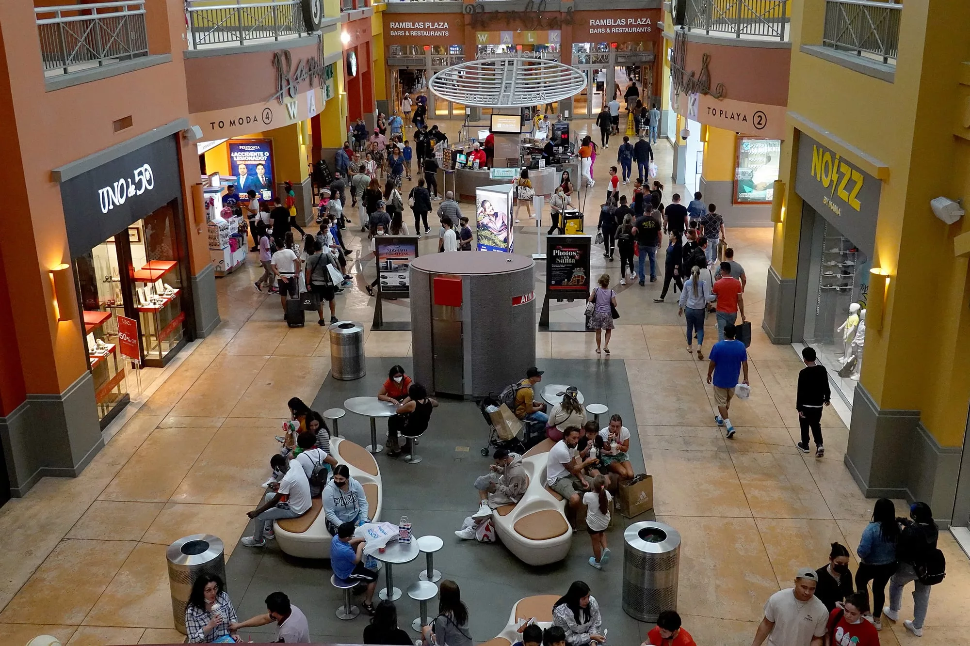 Los delincuentes fueron detectados mediante las cámaras de seguridad del centro comercial