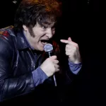 En modo rockstar Milei cantó hits y, como Presidente, afirmó: “Estamos a mitad de camino, no aflojen”