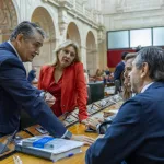 El Gobierno andaluz se refugia en anuncios sobre los cribados frente a las críticas unánimes de la oposición