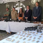 Secuestraron un arsenal enterrado en barriles durante tres allanamientos en Santa Fe