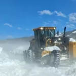 Impactante rescate: intentan bajar de la montaña a más de cien turistas atrapados por un temporal de nieve que tapó sus camionetas