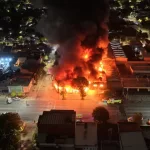 Mar del Plata: un voraz incendio en Avenida Colón destruyó un taller de autos y una ferretería, y debieron evacuar a los vecinos