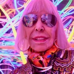 Marta Minujín ilumina Madrid con una instalación lúdica de neón en el Museo de Artes Decorativas