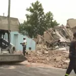 Cedió el techo y una casa se desplomó en Sarandí: un auto de colección quedó destruido bajo los escombros