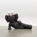 KAWS, el heredero espiritual de Keith Haring y Andy Warhol, tiende puentes entre el arte mundano y el elevado en el Albertina Modern