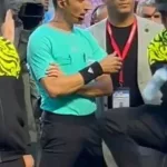 Video: el recurso futbolero de un oficial para evitar la agresión a un referí