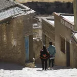 En las nubes: el tranquilo pueblo suspendido en el tiempo que seduce con sus colores vibrantes y su cultura