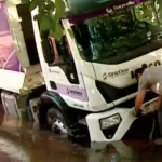 Mendoza: un camión recolector quedó atrapado en un pozo durante horas por una pérdida de agua