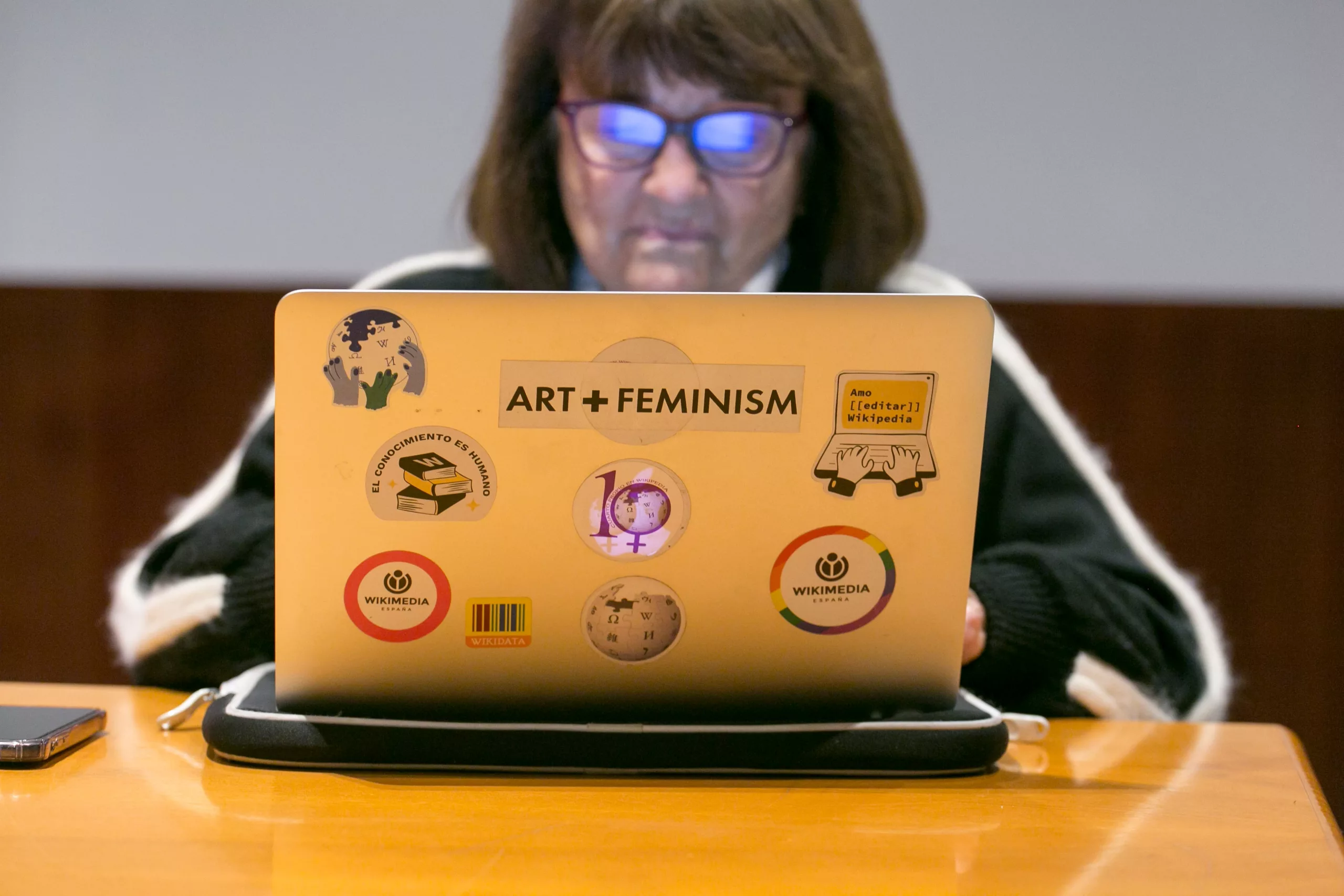 Marisa González, artista pionera en el uso de nuevas tecnologías y una de las integrantes del colectivo, edita una entrada en Wikipedia.