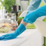 Empleadas domésticas: cuánto hay que pagar por aportes y contribuciones desde ahora