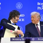 Javier Milei llegó a Miami para participar de una cumbre con Trump en plena escalada bélica en Medio Oriente