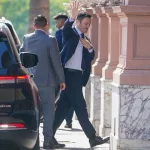 Luis Petri explicó su curioso abrazo a los saltos con Milei y dijo que el 10 de diciembre empieza “la madre de todas las batallas” en el Congreso