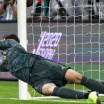 Courtois evita una goleada de escándalo en Anfield