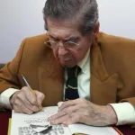 Alfredo Bryce Echenique entregó el manuscrito de ‘Un mundo para Julius’ al Instituto Cervantes