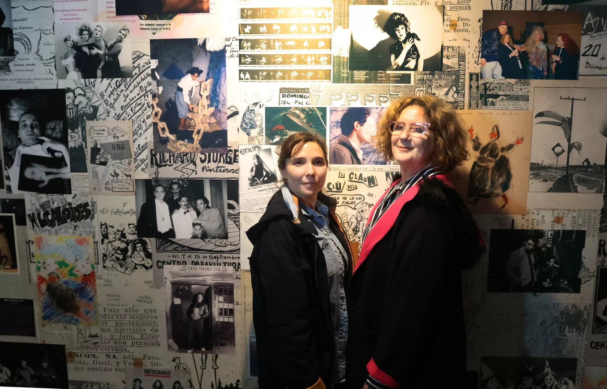 Verónica Llinás y Laura Paredes; Verónica, fue una de las cuatro integrantes del grupo Gambas al Ajillo, de la década del ochenta; Laura es parte de Piel de Lava, otro grupo de mujeres, pero de la actualidad