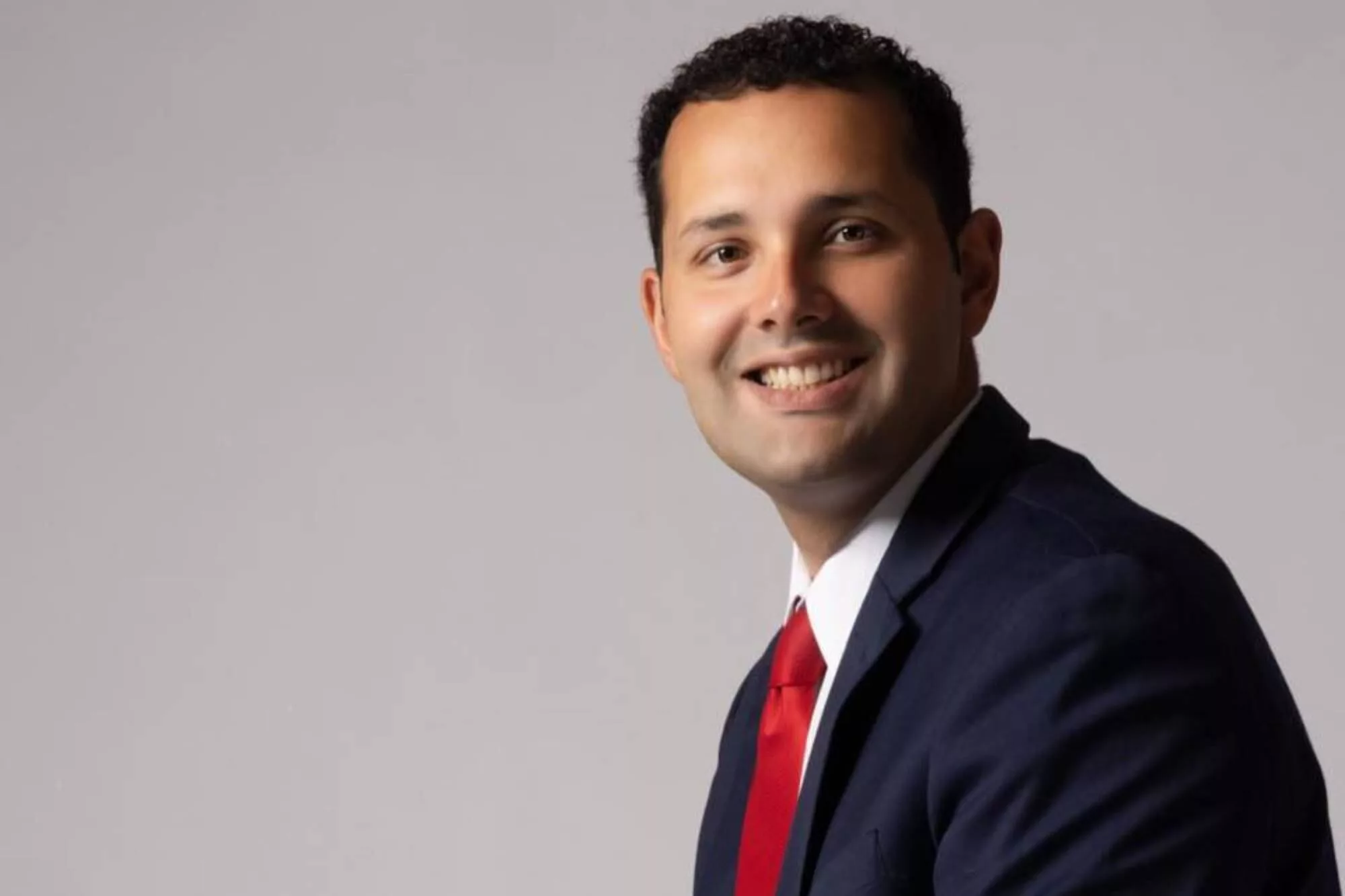 Bryan Calvo, de 27 años, obtuvo la victoria en los comicios realizados el martes 4 de noviembre